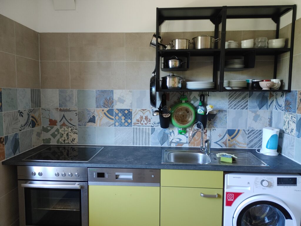 Gut ausgestattete Küche mit Waschmaschine